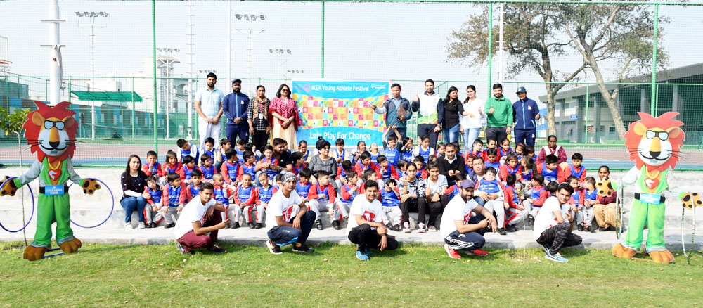 स्पोर्ट्स फैस्टिवल में भाग लेने वाले विभिन्न स्कूलों के बच्चे। 
