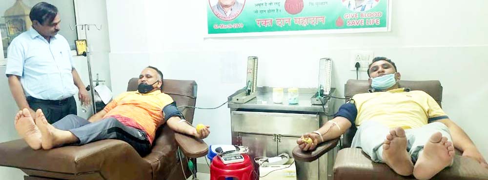 ब्लड बैंक में रक्तदान करते भाजपा नेता राजीव जैन व नवीन कुंडू। 