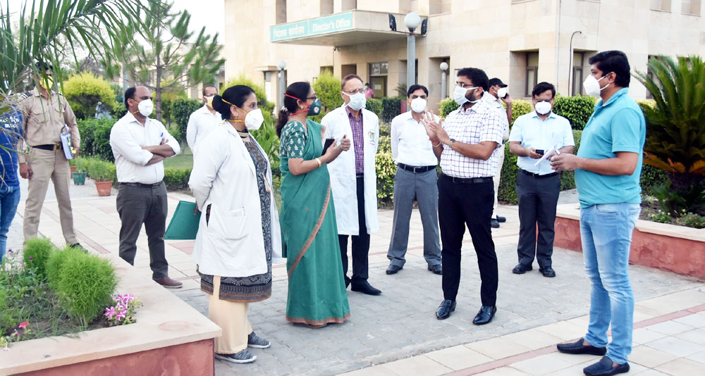 मेडिकल कालेज खानपुर में निदेशक के नोडल अधिकारी के साथ बातचीत करते डीसी व चार्ज अधिकारी।