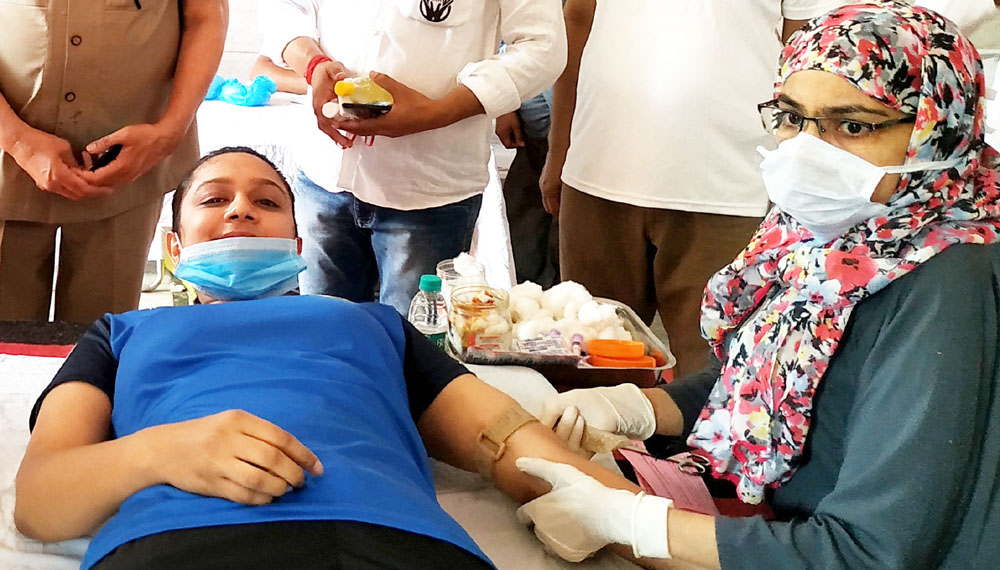 रक्तदान करतीं इंटरनेशनल शूटर काजल सैनी।