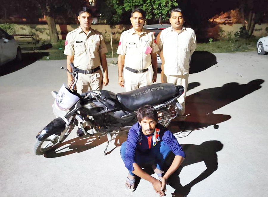। पुलिस द्वारा पकड़ा बाइक चोरी करने वाला युवक।