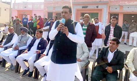  फतेहाबाद के पूर्व विधायक वह भाजपा नेता अपने गांव दौलतपुर यह में आयोजित किसान सभा में भाजपा छोडऩे का ऐलान करते हुए ।