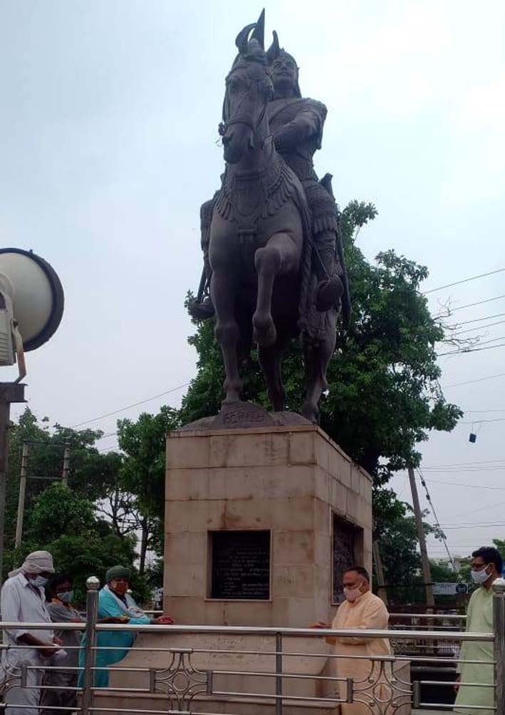 सोनीपत। महाराणा प्रताप चौक की मूर्ति पर पुष्प अर्पित करते भाजपा नेता राजीव जैन।